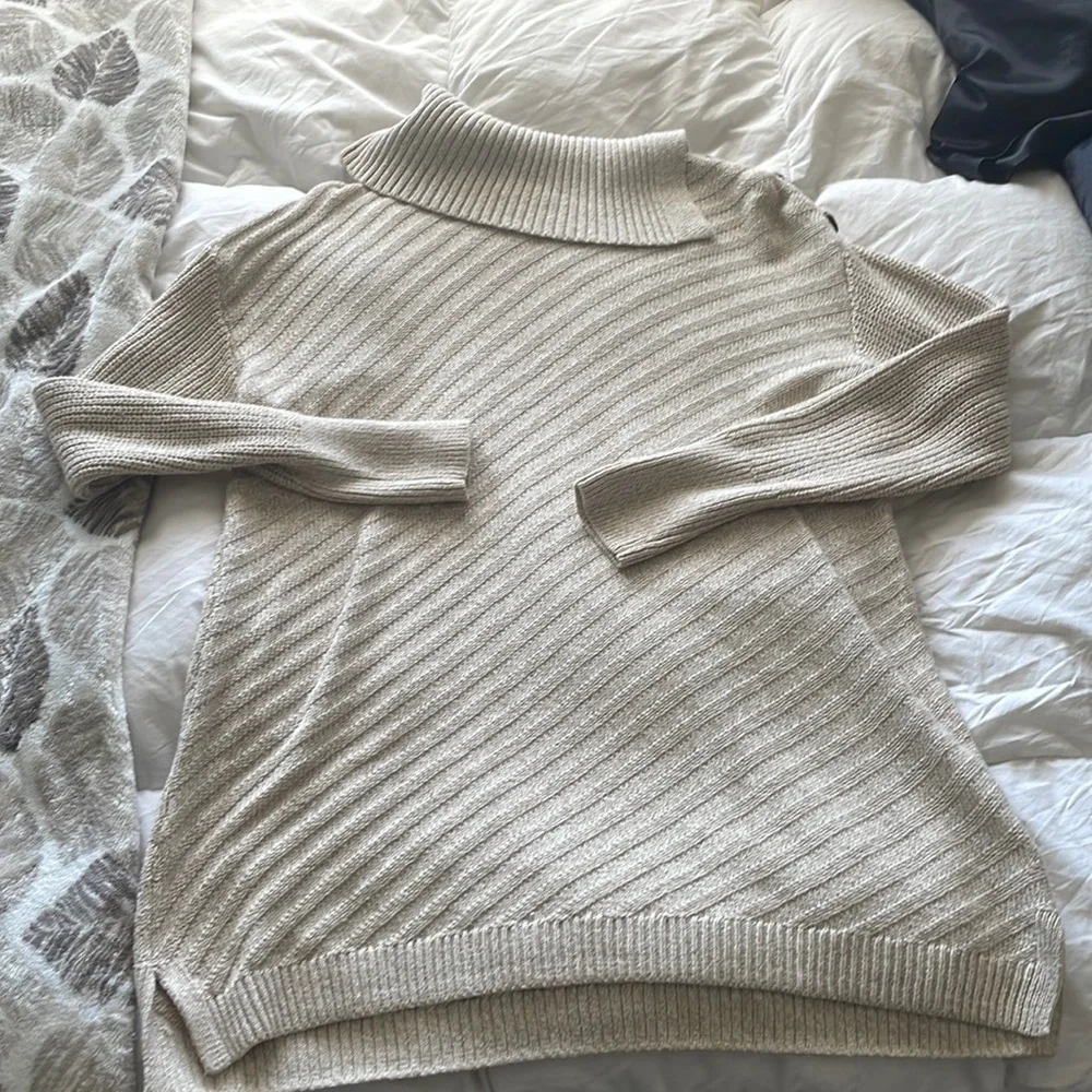 Sweater - Picture 1 of 3